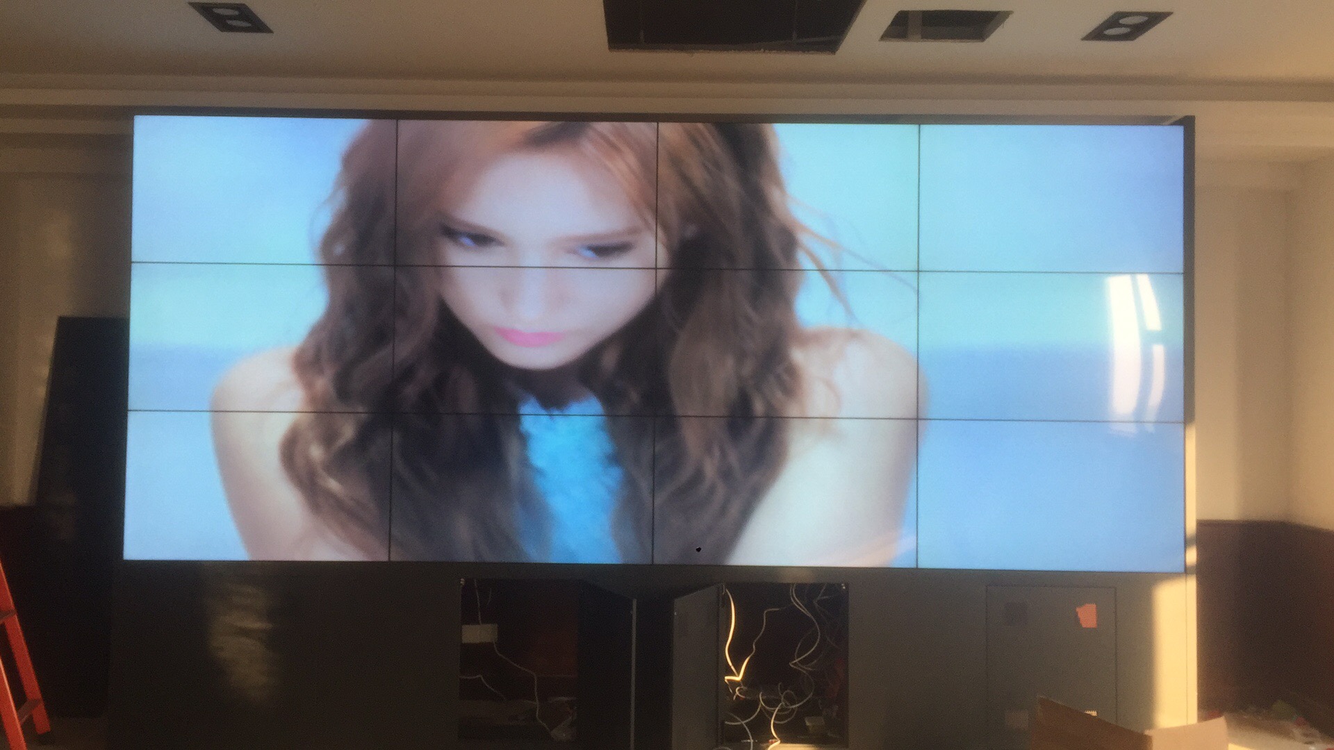 晉江市安海鎮(zhèn)壩頭村鎮(zhèn)委會3X3 50寸3.5mm液晶拼接屏項目