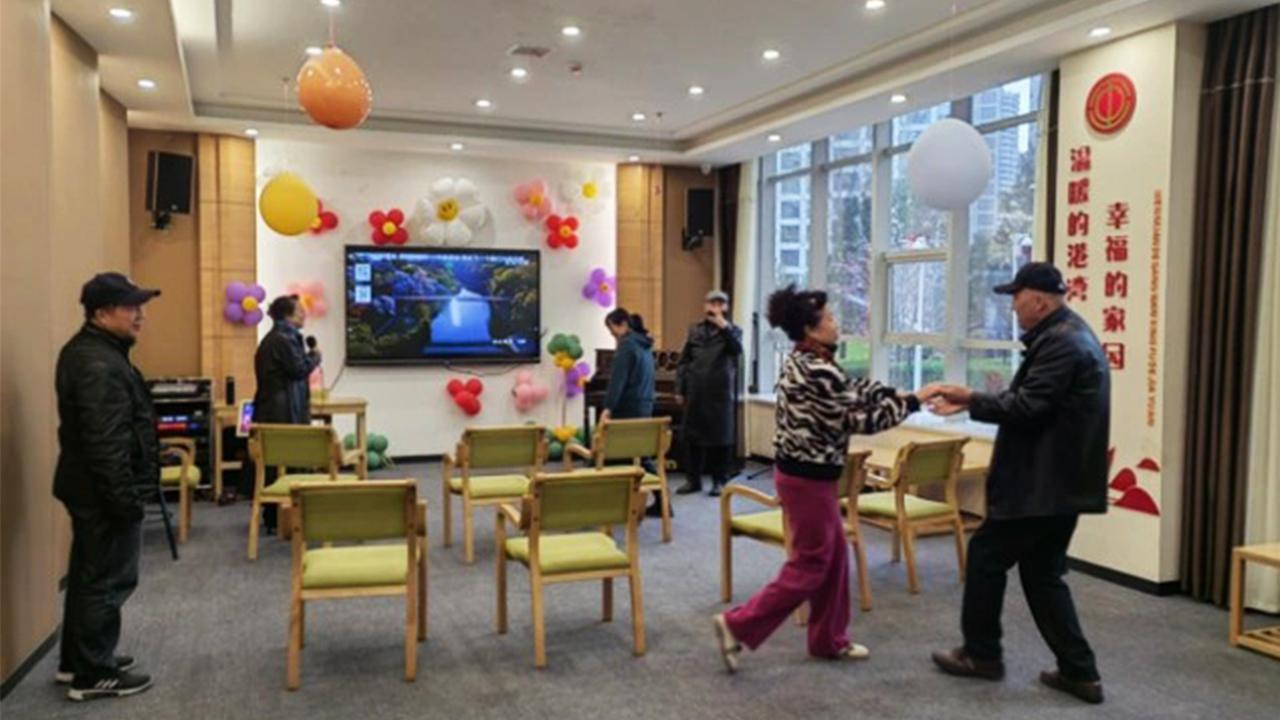 5 臺(tái)交互式教學(xué)機(jī)點(diǎn)亮福田老人院，康維偉業(yè)架起老人與社會(huì)的橋梁