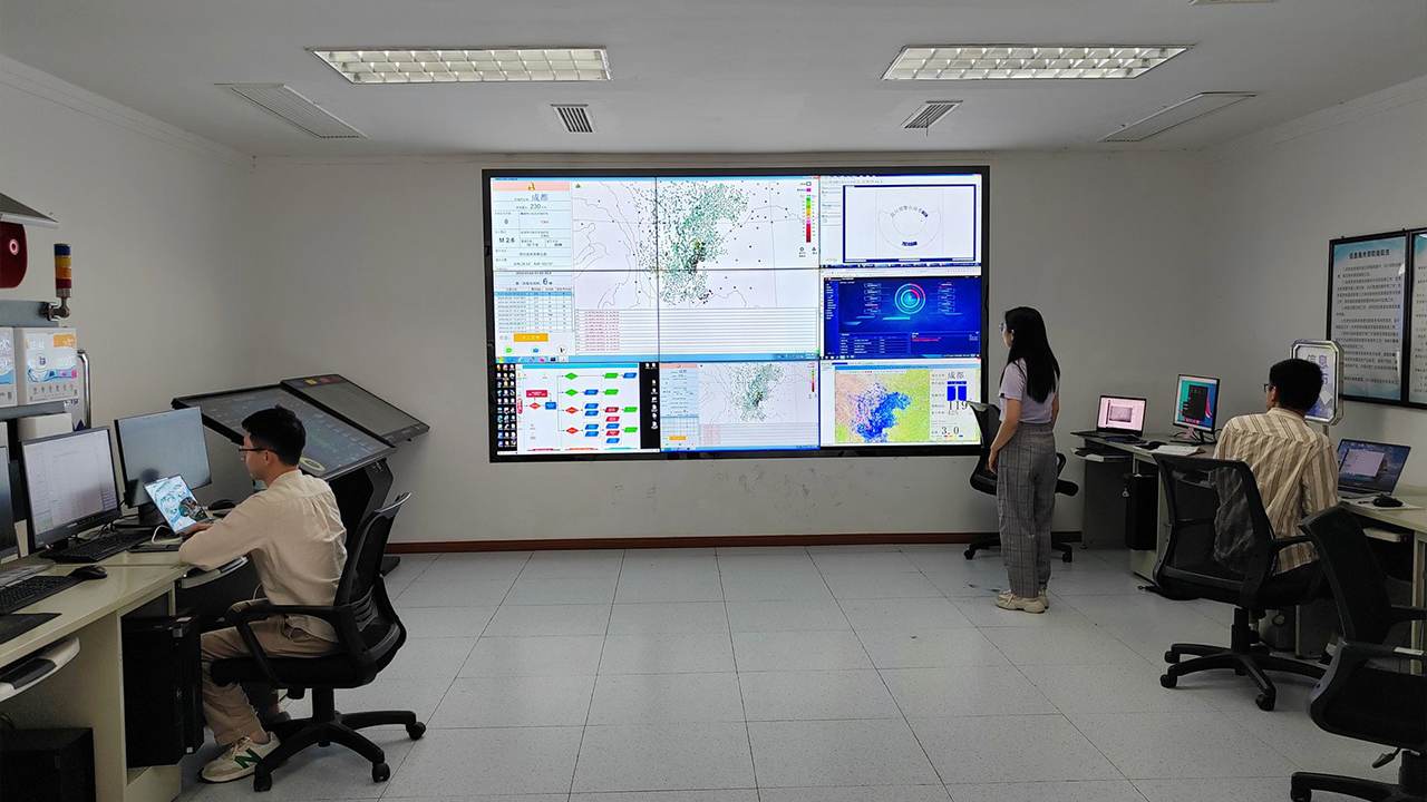康維偉業(yè) 55 寸拼接屏助力南京某小區(qū)監(jiān)控室升級(jí)，科技賦能社區(qū)安全管理?