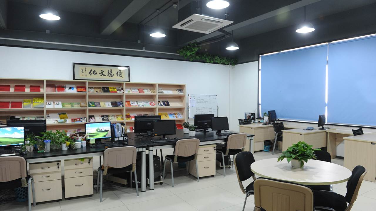 康維偉業(yè)全身屏立式廣告機(jī)亮相深圳，為服裝直播解鎖沉浸式展示新體驗(yàn)